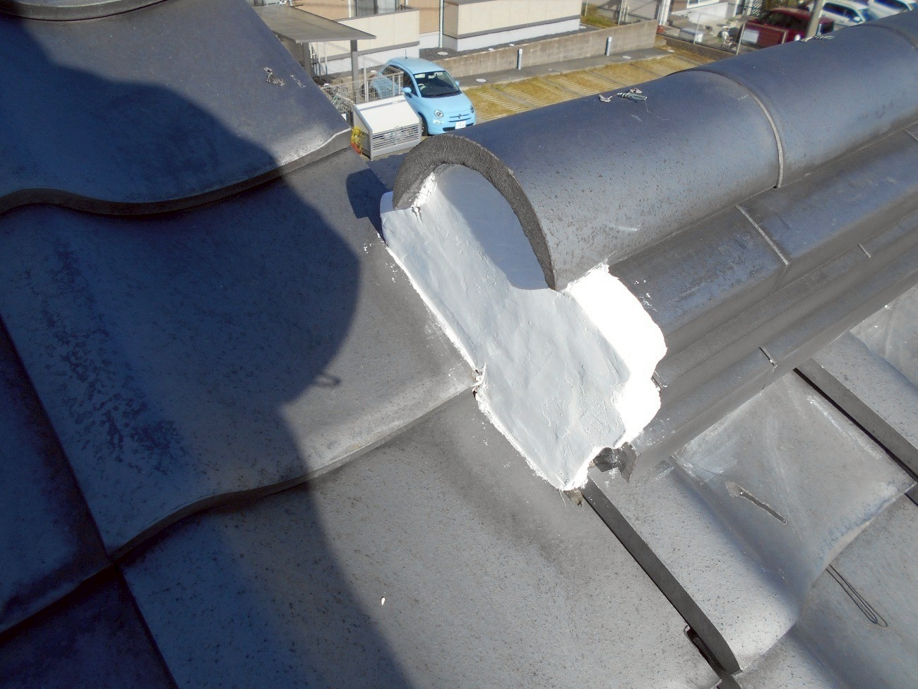 棟の端部を漆喰で埋めている